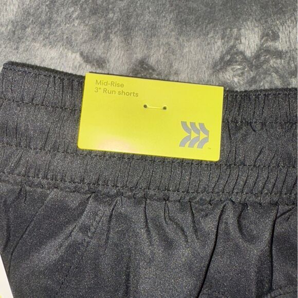 Nwt XS all in motion 3” mid rise run shorts - Picture 4 of 4